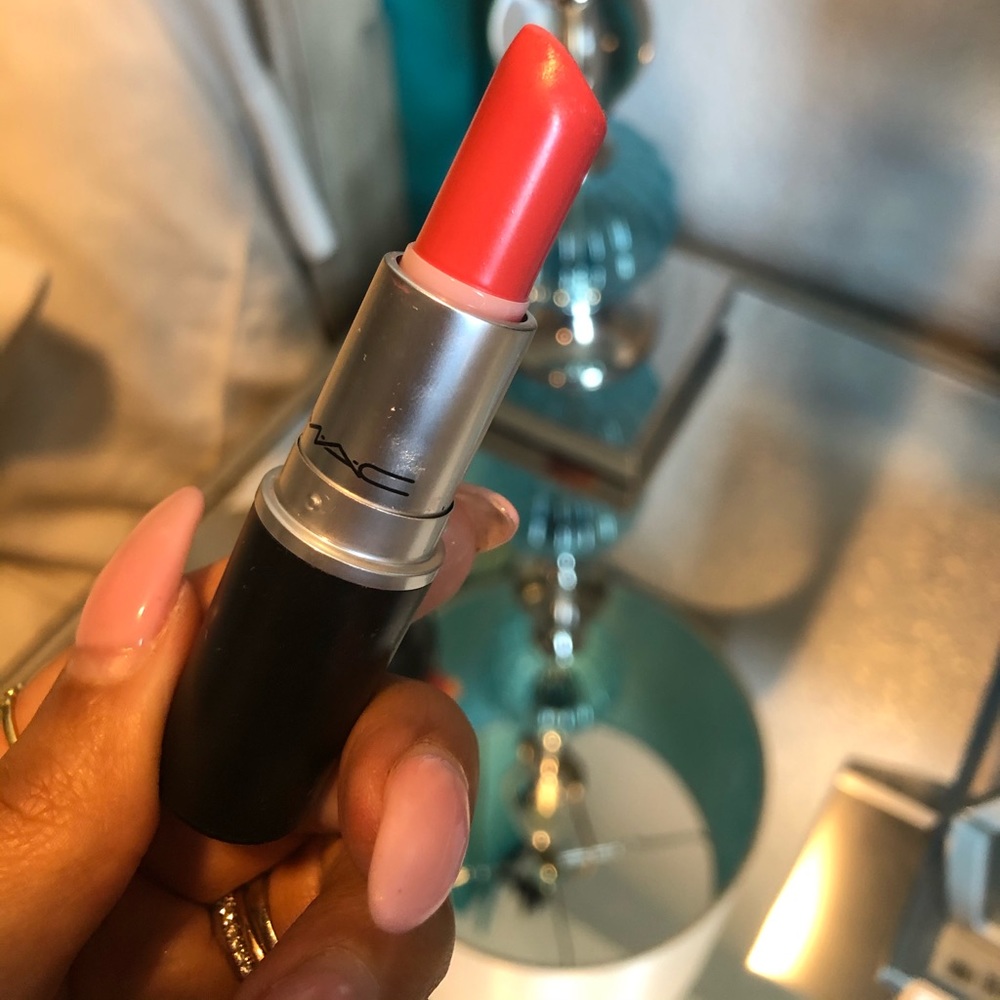 MAC VEGAS VOLT LIPSTICK